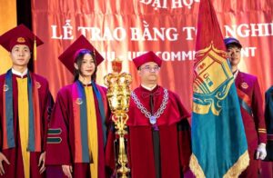 Bứt phá khỏi khuôn mẫu: Khám phá xu hướng đồng phục tốt nghiệp hiện nay