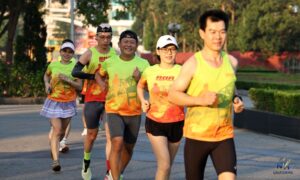 Đồng phục phòng gym: chọn vải và kiểu áo cho PT, lễ tân