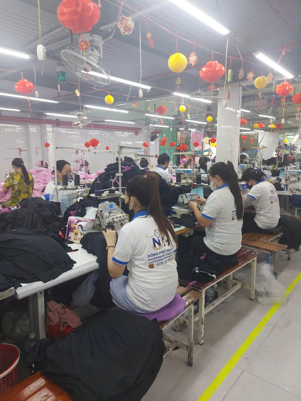 Mẫu sản phẩm áo đồng phục công sở hoàn thiện thực tế Mẫu sản phẩm áo đồng phục công sở hoàn thiện thực tế