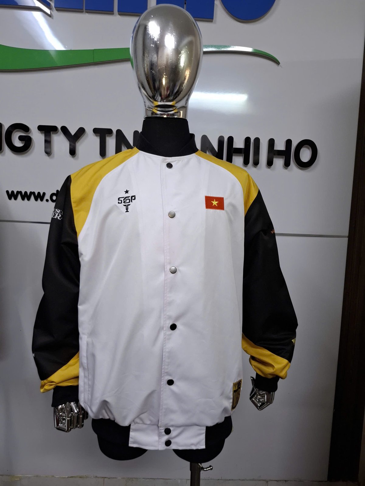 Áo khoác đồng phục trắng phối tay đen vàng, in cờ Việt Nam