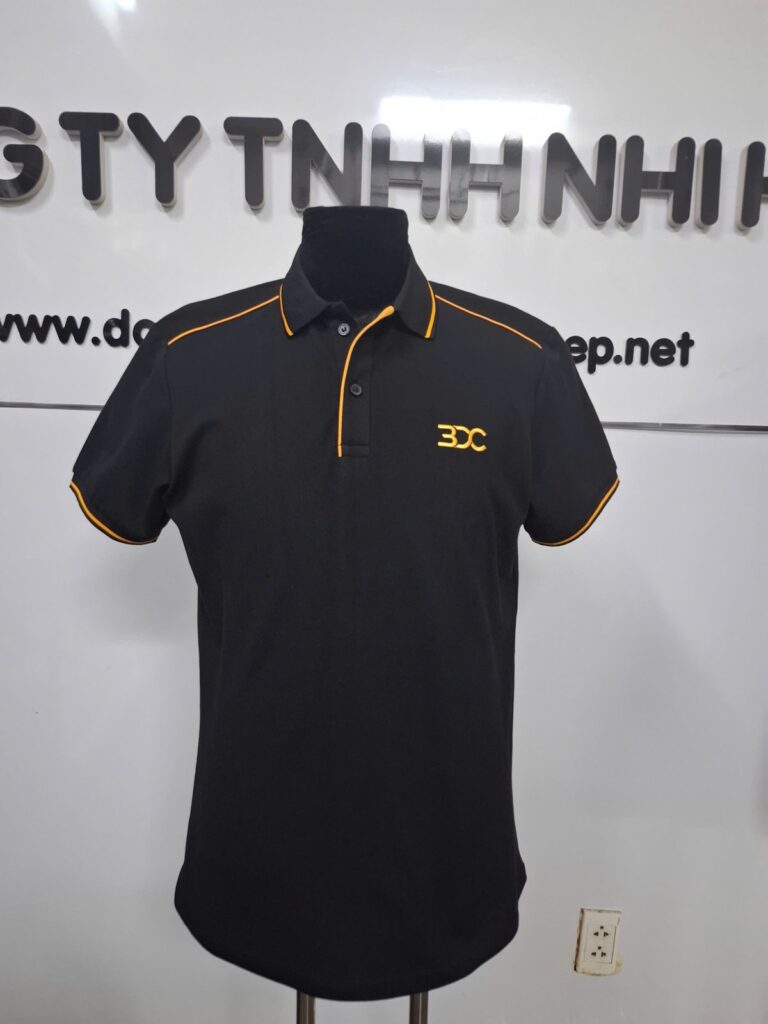 Áo polo đen phối viền vàng, thêu logo 3D Craft
